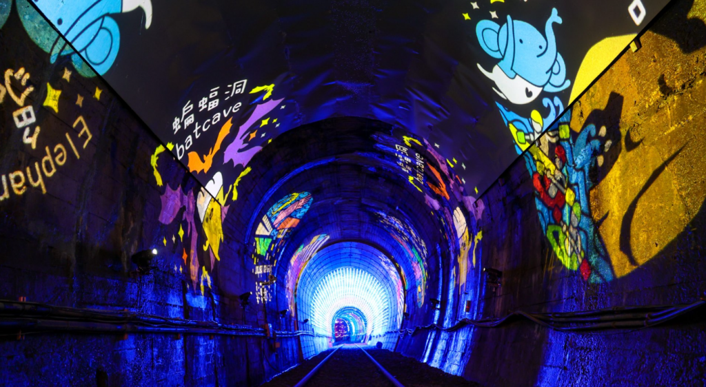 基隆八斗子一日遊【深澳鐵道自行車】重磅回歸!!! 全新絢麗光隧道開園！(聲光隧道+絕美燈廊) 日夜皆有不同風景~❤
